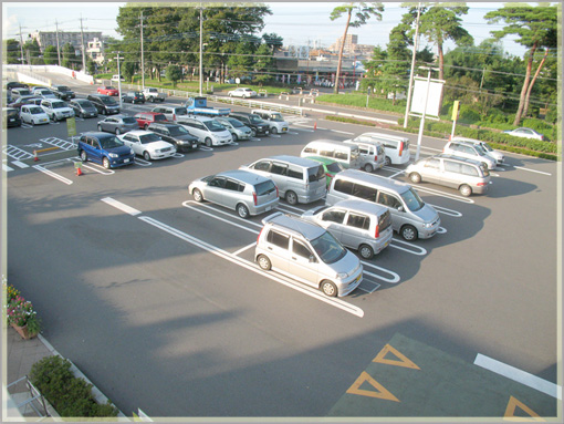 大型駐車場もあるので車通勤が可能です。