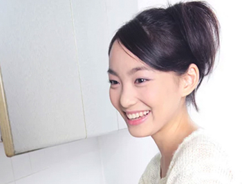 金属アレルギーのない女性イメージ