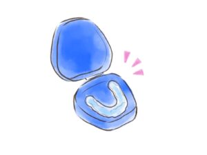 マウスピースが青いケースに入っている様子