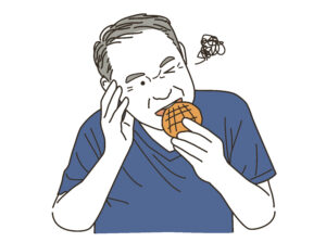 嚙みづらそうにせんべいを食べる高齢者男性